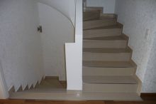 geflieste Treppe mit Edelstahlleisten